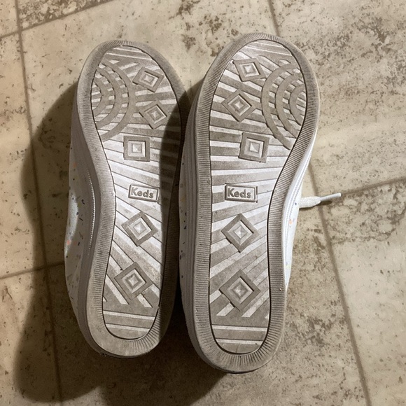 White paint splatter Keds. In good shape. Tread is a bit stained. - Picture 5 of 7